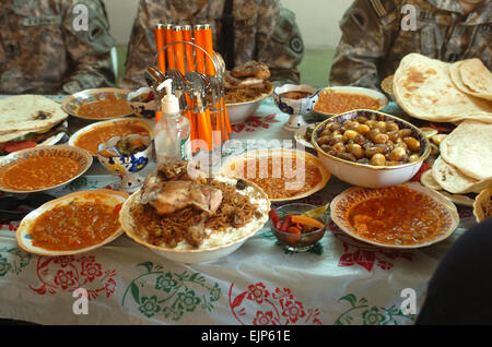 Herr Ali Jadaan, ein Bauunternehmer in Scania, Irak, begrüßt die Mitglieder des Alpha Company, 2-162 Infanterie, Oregon Army National Guard, in seiner Heimat für ein Pre-Ramadan-fest. Das fest war auch eine Einladung für die Alpha Company, 2-162 neuen Befehl zu sitzen und haben einen Geschäftstermin. Das Essen bestand aus Huhn und Reis, Suppen, frisches Obst und Gemüse, eingelegtes Gemüse und Termine. Stockfoto