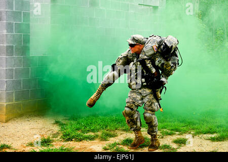 SPC. Roger Lewis, Infanteristen, Charlie Kompanie, 3d US Infanterie Regiment der alten Garde, trägt Pfc. Jeremy McCrae, eine Extraktion zeigen während taktische Ausbildung an Fort A.P. Hill, VA., 13. August 2013. In einer realen Situation erfolgen Opfer an einer Entnahmestelle, wo sie evakuiert werden, um medizinische Hilfe zu erhalten. US Armee Sgt. Jose A. Torres Jr. Stockfoto