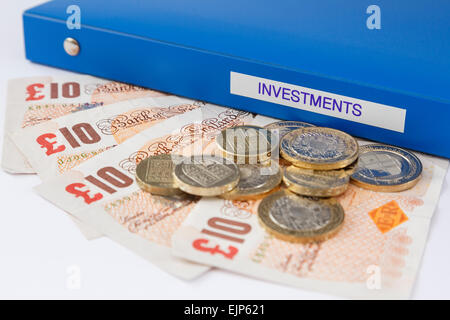 Investitionen portfolio Ordner mit Sterling zehn Pfund Noten und £ Münzen. Die Investition in Aktien und Anteile Konzept. England Großbritannien Großbritannien Stockfoto