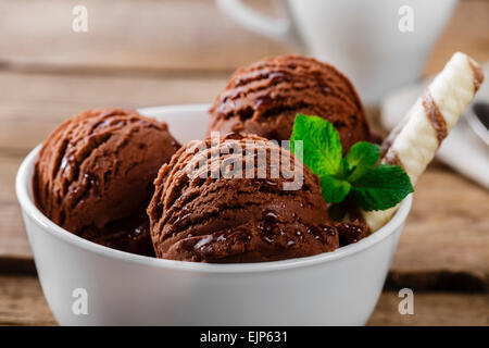 Schokoladen-Kaffee-Eis-Kugel in einer Schüssel Stockfoto