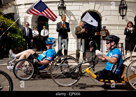 Präsident Barack Obama, Marine Corps General James E. Cartwright, stellvertretender Vorsitzender der Joint Chiefs Of Staff, Mitte rechts, und Assistant Veteran Affairs Secretary Tammy Duckworth, Recht, willkommen Soldaten während des Wounded Warrior Project Soldier Ride auf dem South Lawn des weißen Hauses, 4. Mai 2011. White House Foto von Lawrence Jackson Stockfoto