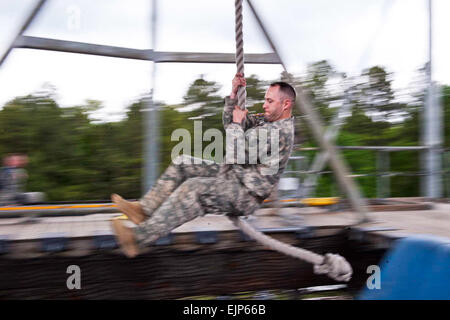 Army Staff Sgt Jesse Mullinax schwingt in einer Grube in der Region 3 besten Krieger Wettbewerb im McCrady Training Center in Fort Jackson, S.C., 1. Mai 2013. Soldaten aus 10 Bundesstaaten und Territorien konkurrieren um einen Platz in der Armee am besten Krieger Wettbewerb über vier Tage. PENDOLARIS erhält der 218. Regiment, South Carolina Army National Guard. Foto: U.S. Air National Guard Staff Sgt Jorge Intriago Stockfoto