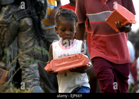 Frauen und Kinder erhalten eine humanitäre Mahlzeit von der 1. Staffel, 73. Kavallerie-Regiment, 82. US-Luftlandedivision in Port-au-Prince, Haiti, 16. Januar 2010 verteilt. Die Truppen ohnmächtig mehr als 2.500 Mahlzeiten während ihren ersten Tag auf dem Boden ein Forward operating base in der Nähe der Botschaft.         Artikeln und Ressourcen über Haiti und die Armee Beteiligung /-news/2010/01/14/32919-haiti-earthquake-relief-mission/index.html Stockfoto