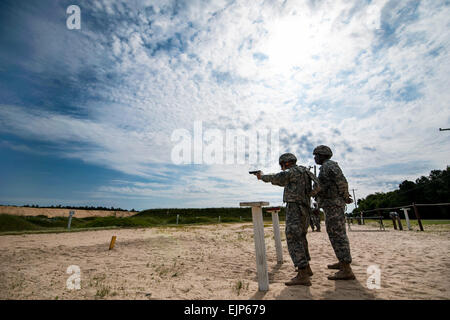 SPC. Brandyn Sprague, 505. Theater taktische Signal Brigade mit Sitz in Las Vegas, Brände, eine 9mm Pistole im Bereich Qualifizierung auf gemeinsamer Basis McGuire-Dix-Lakehurst, New Jersey, während die Army Reserve beste Krieger Wettbewerb 2014.  Sgt. 1. Klasse Michel Sauret Stockfoto