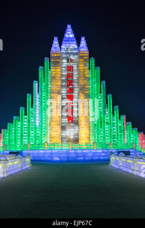 Spektakulär beleuchtete Eisskulpturen, Harbin Ice and Snow Festival, Provinz Heilongjiang, China Stockfoto