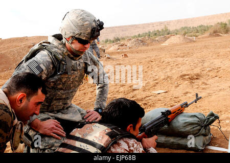 Staff Sgt Jeffrey Grant, Abschnitt Sergeant zugewiesenen Truppe C, 1. Staffel, 89. Kavallerie-Regiment, 2nd Brigade Combat Team, 10th Mountain Division beobachtet die Atemtechniken eines irakischen Armee-Soldaten, wie er eine Gewehr in fortgeschrittenen Treffsicherheit Ausbildung bei Kontingenz Betrieb Station Cashe Süd, Jan. 11 Nullen. Die Ausbildung soll die feuern Fähigkeiten der irakischen Streitkräfte zu verbessern, die hatten nur begrenzte Trainingsmöglichkeiten,.         Soldaten Lehren ISF erweiterte Treffsicherheit Fähigkeiten /-news/2010/01/25/33482-soldiers-teach-isf-advanced-marksmanship-skills/index.html Stockfoto