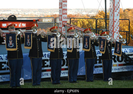 Mitglieder der United States Army Band "Pershings Own" spielen vor der Einführung von Colin Cowherd und Michelle Beadle während der Proben für die November 8 Übertragung von SportsNation. ESPN übertragen SportsNation live aus Whipple Bereich Joint Base Myer-Henderson Hall am 8. November um 17:00 Feier des Veterans Day. Alle Soldaten, Familienmitglieder und Mitarbeiter Personal waren zu Besuch und die Teilnahme als Zuschauer eingeladen.  SSG Dale Sweetnam Stockfoto