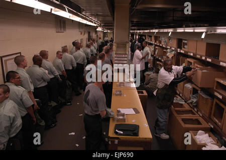 US Armee-Rekruten versuchen ihre Klasse A Service Kleid Uniform während der Bekämpfung Grundausbildung in Fort Jackson, S.C., 16. Januar 2008 Staff Sgt. Manuel J. Martinez veröffentlicht Stockfoto