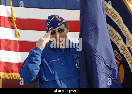 Pensionierte US Armee Sgt. Major Dennis Roy, ein Veteran und Mitglied des militärischen Ordens des Purple Heart, Kapitel 5354, salutiert während einer Parade in der Innenstadt von Rapid City, S.D., 11. November 2007. Rapid City veranstaltet die Parade um diejenigen ehren, die gedient haben und sind derzeit in den USA militärische dienen.  Staff Sgt Michael B. Keller Stockfoto