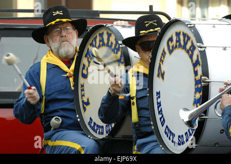 Mitglieder der 7. Kavallerie Drum und Bugle Corps ausführen in einer Parade in der Innenstadt von Rapid City, S.D., 11. November 2007. Rapid City veranstaltet die Parade um diejenigen ehren, die gedient haben und sind derzeit in den USA militärische dienen. Die 7. Kavallerie-Korps ist eine freiwillige Blaskapelle, die Kleider in authentischen 19. Jahrhundert Kostüm bei Paraden in der Gegend.  Staff Sgt Michael B. Keller Stockfoto