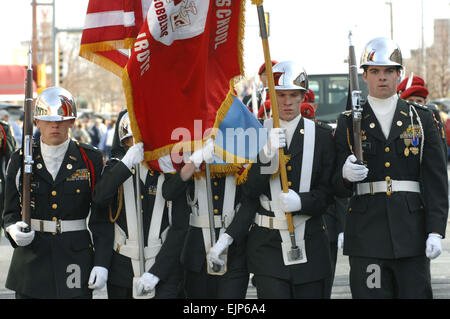 Die Central High School Armee Junior Reserve Officer Training Corps Color Guard marschiert während einer Parade in der Innenstadt von Rapid City, S.D., 11. November 2007. Rapid City veranstaltet die Parade um diejenigen ehren, die gedient haben und sind derzeit in den USA militärische dienen.  Staff Sgt Michael B. Keller Stockfoto