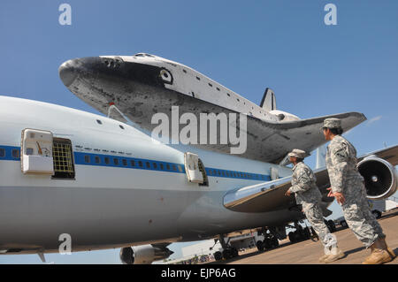 U.S. Army Reserve Lt. Col Ana Malkowski und Captain Ashlei Brooks mit dem 75. Training Command beobachten die Space Shuttle Endeavour in Houston, Texas, Mittwoch, 19. September 2012. Der pensionierte Raumsonde machten einen kurzen Halt in der Stadt Ellington International Airport vor dem Transport zu einem Museumskomplex in Los Angeles. Die 75. sitzt an der angrenzenden Ellington Field Joint Reservebasis und ist der senior militärisches Hauptquartier in Houston.  Foto / 75. Training Command, Army Reserve Generalmajor Adam Collett Read mehr hier: /article/87576/Army Reserve troops salute vis...  /Article/87576/A Stockfoto