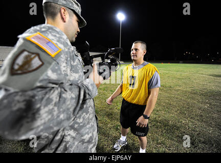 SPC. Shiloh Becher ist von Spc. Jeremiah Richardson nach der Armee körperliche Fitness-Test an der Abteilung der Armee besten Krieger Wettbewerb in Fort Lee (Virginia) auf Mittwoch, 30. September 2009 befragt. Becher ist der Soldat der Armee-Reserve des Jahres. Timothy L. Hale/Army Reserve Public Affairs Stockfoto