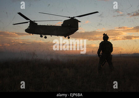 Soldaten aus dem 3. Bataillon, 10. Special Forces Group in der Luft, geflogen von 2. General Support Aviation Battalion, 4th Aviation Regiment und geführt von einem Team der Special Forces, Haltung für eine Nacht Angriff Luftangriff während der kulminierende Übung für die Special Forces Combat Kurs-Basissupport in Guernsey, Wyoming zu unterstützen. US Armee Sgt. Herzog Tran Stockfoto