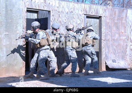 US-Armeesoldaten von Alpha Co., 3. Bataillon, 3. Special Forces Group in der Luft zeigen, wie einen Vierer-Stack in einem künstlichen Gebäude während der Übung Southbound Trooper IX am Fort Pickett, VA. 17. Februar 2009 durchführen.   Sgt. Matthew S. Friberg Stockfoto