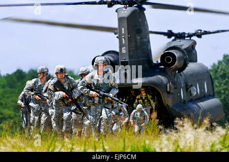 Ein CH-47 Chinook-Hubschrauber abfällt Armeesoldaten Praxis Kader-Ebene Taktik während Betrieb Schachbrett auf gemeinsamer Basis McGuire-Dix-Lakehurst, New Jersey, 10. August 2011. Die Soldaten werden Stabskompanie, 99. Regional Support Command zugewiesen. Die Taktik umfassen als Team, Kontakt, reagieren verschieben einen Umfang Aufbau und Durchführung einer taktischen Straße marschieren Staff Sgt Shawn Morris Stockfoto