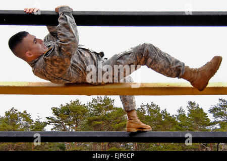 Staff Sgt Jesse Ginestar verhandelt das "Weber" Hindernis während der Oregon National Guard 2009 Soldat des Jahres/NCO of the Year Wettbewerb, Februar 27-März 1, am Camp Rilea, Warrenton, Oregon/USA Ginestar, von Klamath Falls, Oregon/USA, ist ein Zug-Sergeant mit Charlie Troop, 1. Bataillon, 82. Kavallerie, gewann den Titel von der Oregon National Guard 2009 NCO des Jahres.   Jahr der Unteroffizier www4.army.mil/yearofthenco/home.php Stockfoto