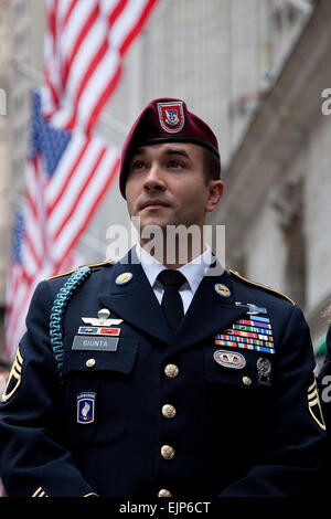 NEW YORK, NY - NOVEMBER 22: Congressional Medal Of Honor Empfänger US Army Staff Sergeant Salvatore A. Giunta Ringe die Eröffnung Glocke an der New York Stock Exchange am 22. November 2010 in New York City.  Ben Hider/NYSE Euronext Stockfoto