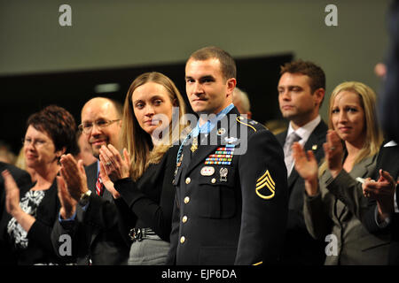 Staff Sergeant Salvatore A. Giunta erhält Standing Ovations während der Medal Of Honor Halle der Helden Induktion Zeremonie im Pentagon am 17. November 2010. US Army Herr Leroy Council, AMVID Stockfoto