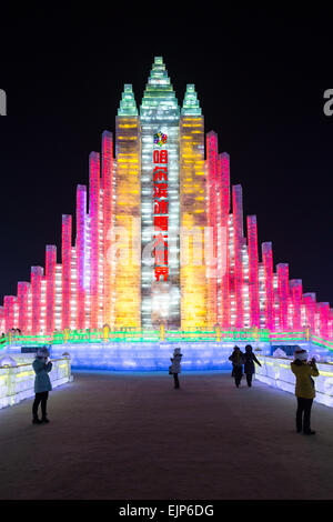 Spektakulär beleuchtete Eisskulpturen, Harbin Ice and Snow Festival, Provinz Heilongjiang, China Stockfoto