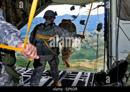 Konkurrenten führen einen static-Line Sprung von einer c-130 Flugzeuge während der Fuerzas Comando 2012 im kolumbianischen National Training Center in Fort Tolemaida, 13. Juni 2012. Fuerzas Comando, gegründet 2004, ist ein US Southern Command geförderte Spezialeinheiten Fähigkeiten Wettbewerb und Senior Leader Seminar die jährlich durchgeführt wird. Diese Veranstaltung richtet sich an die Verbesserung der Ausbildung und Stärkung regionaler und multinationale Zusammenarbeit, gegenseitiges Vertrauen, Bereitschaft und Interoperabilität der special Operations Kräfte in der Region. Spezielle Operationen Kommando Süd dient als der US-Ausführung-Agent für die Caravans Stockfoto