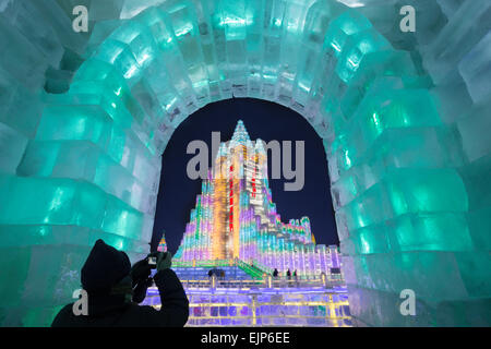 Spektakulär beleuchtete Eisskulpturen, Harbin Ice and Snow Festival, Provinz Heilongjiang, China Stockfoto