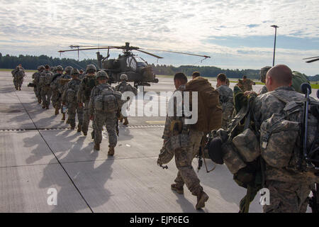 Fallschirmjäger der 1. Bataillon, 503. Infanterieregiment 173rd Airborne Brigade fahren Lielvarde Airbase, Lettland, 8. September 2014, zum Abschluss der NATO Übung Steadfast Javelin II. NATO Fallschirmjäger besetzt die Airbase für mehrere Tage zur Weiterbearbeitung nach Beschlagnahme es die Nacht vom 5. September starten. Standhaft Javelin II ist eine NATO-Übung mit mehr als 2.000 Truppen aus 10 Nationen und findet in Estland, Deutschland, Lettland, Litauen und Polen. Die Übung konzentriert sich auf die Erhöhung der Interoperabilität und die Synchronisierung zwischen Alliierten Luft- und Bodentruppen durch komplexer operations Stockfoto