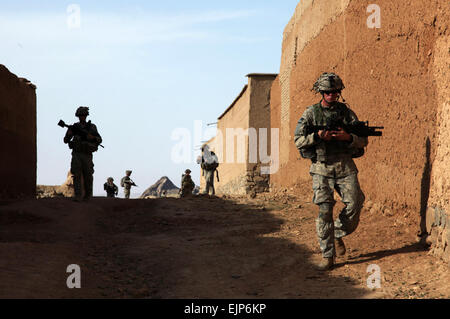 US Army Kavalleristen vom 1. Zug, Bulldog-Truppe, 1. Staffel, 91. Kavallerieregiment; zu Fuß von einigen der Qalat Gebäude der Charkh Bezirk auf dem Weg in das Dorf Paspajak in der Provinz Logar, Afghanistan, Juni 20. Diese Kavalleristen sind Bedingungen im Dorf überprüft durch die Kommunikation mit den Einheimischen. Stockfoto