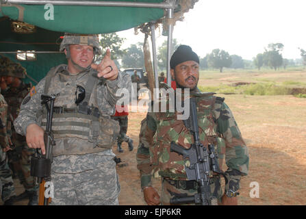 US Armee Sgt. John Gentry, Teamleiter mit 2. Eskadron, 14. Kavallerie-Regiment, 2nd Stryker Brigade Combat Team, 25. Infanterie-Division von Schofield Barracks, Hawaii, wird erläutert, wie die Teams gemeinsam für den bergauf Bereich mit indischen Armee Lt. Bikram Jit Singh, ein Zugführer, C Company, 7. Mechanisierte Infanterie-Regiment, in Bereich Ausbildung bei Übung Yudh Abyas 09 ausgeführt werden.         Bilateralen Übung stärkt Bindungen zwischen indischen, US-Soldaten /-news/2009/10/26/29329-bilateral-exercise-strengthens-bonds-between-indian-us-soldiers/ Stockfoto