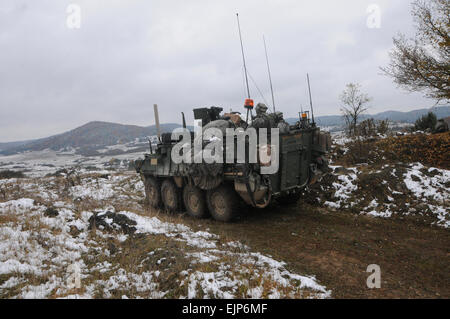 US-Armeesoldaten vom 3. Geschwader, 2. Kavallerie-Regiment ziehen Sicherheit in einem Stryker gepanzerte Fahrzeug während einer entscheidenden Aktion Trainingsumgebung ausüben, Saber Junction 2012, bei der Joint Multinational Readiness Center in Hohenfels, Deutschland, 28. Oktober 2012. Saber Junction 2012, der US-Army in Europa der führende Fortbildungsveranstaltung, ist eine große, gemeinsame, multinational, militärische Übung mit Tausenden von Mitarbeitern aus 19 verschiedenen Nationen und Hunderte von militärischen Flugzeugen und Fahrzeugen. Es ist die größte Übung dieser Art, die US-Armee in Europa in mehr als 20 Jahren durchgeführt hat.  Sgt. Stockfoto