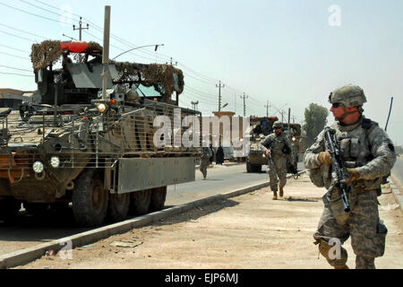 US Army Staff Sgt Andrew Frengel und andere Soldaten bewegen sich durch Sab al Bour, nördlich von Bagdad, 20. Juli 2009. Die Soldaten der Nationalgarde Pennsylvania zugeordnet Truppe A, 2. Eskadron, 104. Kavallerie-Regiment, 56. Stryker Brigade Combat Team.   Sgt. Doug Rollen Stockfoto