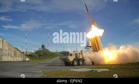 Die erste von zwei Terminal hohe Höhe Bereich Verteidigung THAAD Abfangjäger wird bei einem erfolgreichen abfangen-Test gestartet. Der Test, durchgeführt von Missile Defense Agency MDA, Ballistic Missile Defense System BMDS Operational Test Agency, Joint Functional Component Command für integrierte Raketenabwehr und US Pacific Command, in Verbindung mit US-Soldaten aus der Alpha-Batterie, 2. Luft-Verteidigung-Artillerie-Regiment, US Navy Matrosen an Bord der Lenkwaffenzerstörer USS Decatur DDG-73, und US Air Force Piloten aus der 613th Luft und Operations Center führte das Abfangen eines Stockfoto