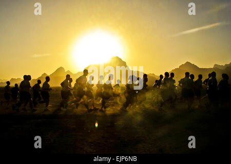 US-Armee Soldaten beteiligen sich an ein 2,35-Meile laufen, um die US-Armee 235. Geburtstag auf Forward Operating Base Farah, Afghanistan, 14. Juni 2010 zu feiern. Die Soldaten sind der 82nd Airborne Division Headquarters Troop, 4th Squadron, 73. Kavallerie-Regiment, 4th Brigade Combat Team zugeordnet.  Senior Airman Rylan Albright Stockfoto
