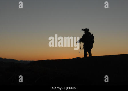 US Army Special Forces Soldaten, mit Special Operations Task Force – scannt Süd, den Horizont für feindliche Tätigkeit in Shah Wali Kot District, Provinz Kandahar, Afghanistan während einer Clearing-Operation 8. Februar 2011 neben afghanischen Commandos aus der 2. Kompanie, 3. Commando Kandak.  Die Commandos zusammen mit Bezirk Polizeichef, Bacha Khan verhaftet 20 mutmaßliche Aufständische zum Verhör.  Die Partnern betriebene Einheiten fand auch 80 Pfund hausgemachte Sprengstoffe und verschiedenen improvisierten Sprengsatz Komponenten für den Betrieb machen.  Staff Sgt Jeremy D. CrispReleased. Stockfoto