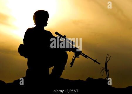 US-Armee Pfc. Kevin kniet März auf einer Klippe mit Blick auf das Arghandab Tal um Sicherheit für seine Mannschaft zu bieten, da sie die Klippe aus dem Tal unten im Arghandab Bezirk, Afghanistan, 31. Januar 2011 klettern. März ist der 4. Infanterie-Division Firma C., 1. Bataillon, 66th Armored Regiment, 1st Brigade Combat Team zugeordnet.  SPC. Breanne Pye Stockfoto