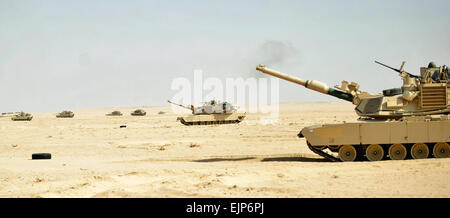 Abrams Kampfpanzer Züge positionieren sich auf dem Schlachtfeld um unterdrückende Feuer während Hammer schlagen, eine Brigade Ebene Leben Feuer Übung unter der Leitung von der 3rd Armored Brigade Combat Team, legen 3. Infanterie-Division, im Udairi Bereich Complex in der Nähe von Camp Buehring, Kuwait, Mittwoch. Während der Mission, die Brigade kombinierte Boden Manöver, Feldartillerie, Angriff Luftfahrt und Mittel der Luftwaffe zu engagieren und Ziele zu zerstören zeigt seine tödliche Feuerkraft, die viele Kuwait militärischen Stellen auf Seite. Hammer-Streik war ein Höhepunkt der Ausbildung der Vorschlaghammer-Brigade Stockfoto