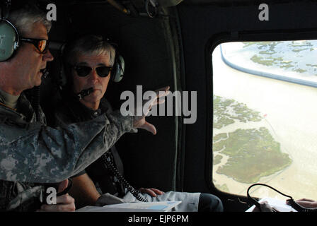 Generalmajor Michael Walsh, Kommandeur der US-Armee-Korps der Ingenieure Mississippi Valley Division, gibt einen Überblick über die massive IHNC-Lake Borgne Surge Barriere, Honorable John McHugh, Sekretär der US-Armee, während ein Hubschrauberrundflug über Bauingenieur Projekte in New Orleans, LA, am 24. Mai 2011. 1,8 Meilen IHNC-Surge Barriere, die größte zivile entwerfen-errichten Projekt in Corps Geschichte funktioniert, steht 26 Fuß über dem Wasser und ist das größte seiner Art in der Welt. USACE Foto von Jenny Marc Stockfoto