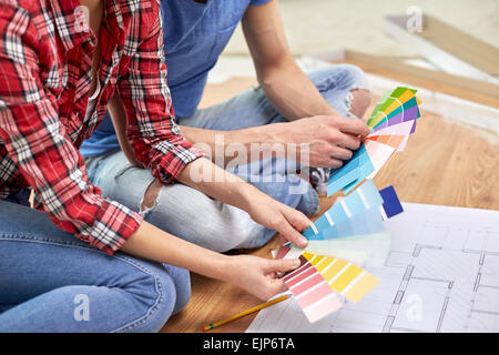 Nahaufnahme eines Paares mit Bauplan und Paletten Stockfoto