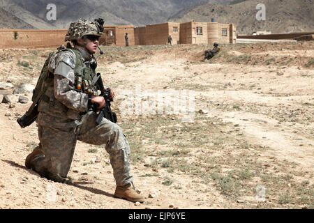 Ein US-Armee Kavallerist nimmt taktische Stillstand während einer Patrouille in Charkh District, Provinz Logar, Afghanistan, Juni 18. Diese Soldaten sind 1. Zug, Bulldog-Truppe, 1. Staffel, 91. Kavallerieregiment 173rd Airborne Brigade Combat Team zugeordnet. Stockfoto