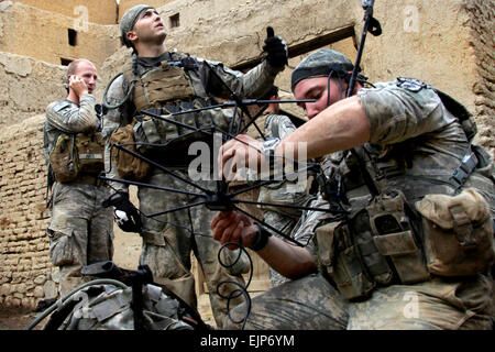 US-Soldaten mit 2nd Platoon, Angriff Company, 1. Regiment, 503. Infanteriebataillon, 173rd Airborne Brigade Combat Team Einrichten einer taktischen Satelliten-Kommunikationssystem im Shekhabad-Tal, der Provinz Wardak, Afghanistan, 9. August 2010.  Sgt. Russell Gilchrest Stockfoto