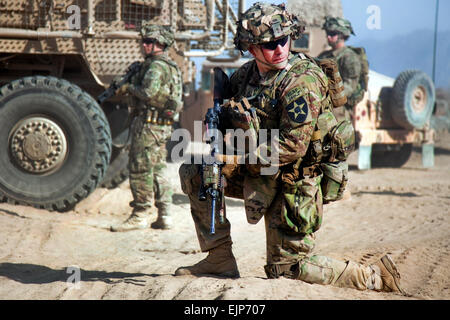 Ein Soldat mit 2nd Infantry Division 5. Bataillon, 20. Infanterie-Regiment bietet Sicherheit vor Mullayan in der afghanischen Provinz Kandahar, 26. Dezember 2011.  SPC. Kristina Truluck Stockfoto