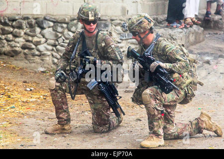 US-Armeesoldaten mit 2. Bataillon, 506. Infanterieregiment, 4th Brigade Combat Team, 101. US-Luftlandedivision, sorgen für Sicherheit im Dorf Kajir Kheyl in Khowst Provinz, Afghanistan, 12. Juni 2013.  SPC. Robert Porter Stockfoto