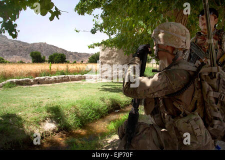 Ein US-Soldat, Delta Company, 4. US-Infanteriedivision, 1. Bataillon, 22. Infanterie-Regiment, 1st Brigade zugewiesen blickt auf einem Berg während einer Patrouille durch Malajat, Afghanistan, Juni 4. Stockfoto