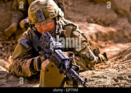 US Army Spc. Paul M. Cattorn, ein Peru, ind., Native und Kader automatische Waffe Maschinengewehrschütze zugeordneten Unternehmen C, 2. Bataillon, 30. Infanterie-Regiment, 4th Brigade Combat Team, 10th Mountain Division, Task Force Sturm, bietet Sicherheit für afghanischen nationalen Sicherheitskräfte am Tag zwei eine sechstägige abgesessene Betriebstagen hier 20 Dezember. Soldaten der Co. C und ANSF geschoben durch westliche Baraki Barak auf einer sechstägigen Fuß Patrouille Taliban Einfluss zu beseitigen und eine Regierung der islamischen Republik Afghanistan-Präsenz zu schaffen.  US Armee Sgt. Cooper T. Cash, Task Force Patriot Public Affairs Stockfoto