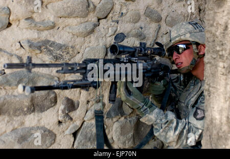 US Army Spc. Kyle Oszczakiewicz einen Infanteristen mit 2nd Platoon, Unternehmen B, 1. Bataillon 187. Infanterie-Regiments, gebürtig aus Trenton NJ, scannt für ein Aufständischer 2nd Platoon Handfeuerwaffen aus über ein Wadi in Zambar, Afghanistan am 18. Jan. erhält.  Staff Sgt Andrew Guffey 210th MPAD Stockfoto