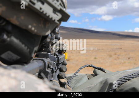 Sgt. Kenton Miller, 5. Bataillon, 20. Infanterie-Regiment, 3rd Stryker Brigade Combat Team, 2. US-Infanteriedivision, zielt auf eine simulierte Ziel während einer gemeinsamen Zug Übung bei der Yakima Training Center, Washington, Sept. 16. Ein Stryker Infantry platoon, japanische Infanterie platoon und japanische Rüstung Zug durch die Ebenen von Yakima Premier training Center angreifenden simulierten kämpfen Positionen während der Operation Rising Thunder manövriert. Steigende Donner ist eine gemeinsame Übung zur Verbesserung und Validierung der japanischen Ground Self-Defense Force, i. Korps und 7. Infanterie-Division Stockfoto