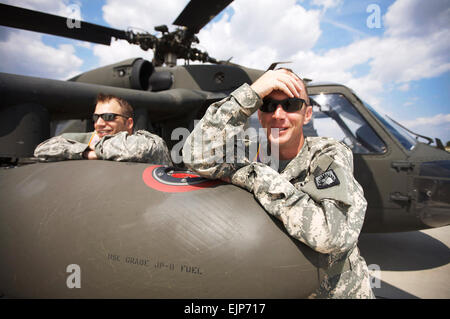 Chief Warrant Officer Matthew Hull rechts und Spc Allen J. Powell links der Firma A, 1-214. hat Regiment, warten auf Mihail Kogalniceanu Flugplatz nehmen ab in Babadag Trainingsbereich, Rumänien, Aug. 10. Stockfoto