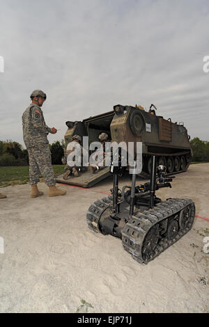 Kapitän Joe Byrnes, 554th Engineer Battalion, bereitet einen Talon Roboter während der IED 9 Gewinnlinien Veranstaltung der besten Sapper Wettbewerb 2010, 19. April, in Fort Leonard Wood, Mo. Byrnes und seinem Teamkollegen, Captain Jason Castro gewann dieses Jahr den Wettbewerb. Stockfoto