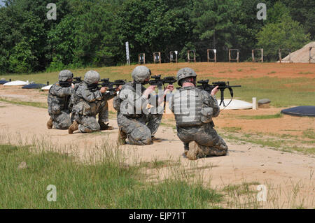 Fallschirmjäger von A Truppe, 1. Staffel, 73. Kavallerie-Regiment, 2nd Brigade Combat Team, 82nd Airborne Division, engagieren Ziele während der kulminierende Treffsicherheit Teil der 1-73 Cav "Stress-Shoot" Wettbewerb in Fort Bragg, N.C., 15 Juli. Das Ereignis setzen die Teilnehmer durch eine zermürbende Reihe von körperlichen Herausforderungen ihren Höhepunkt in einem Treffsicherheit-Wettbewerb zu sehen, wer der beste Schütze den stressigsten Bedingungen wäre.  PFC. Kissta M. Feldner, 2BCT, 82D ABN DIV, PAO SPC "Stress-Shoot" Wettbewerb testet Fallschirmjäger Fähigkeit, unter extremen Bedingungen zu kämpfen Stockfoto