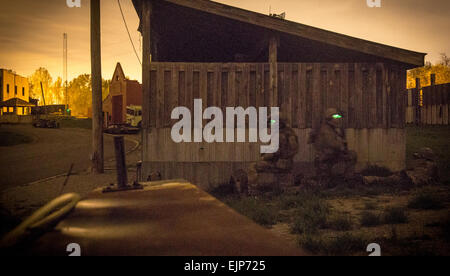 US Army Rangers von Alpha Company, 3. Bataillon, 75th Ranger Regiment, sorgen für Sicherheit beim jährlichen Task Force Training auf Fort Knox, Kentucky, 21. April 2014. Rangers trainiere konsequent um Kampfbereitschaft auf höchstem Niveau zu halten.  SPC. Philip Diab/freigegeben Stockfoto